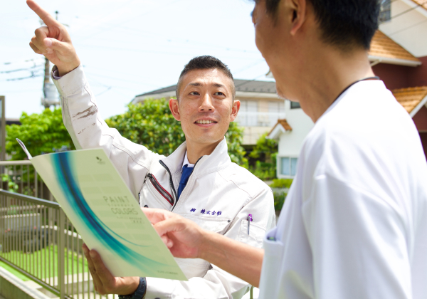 現場を指差しながらお客様にご説明している様子