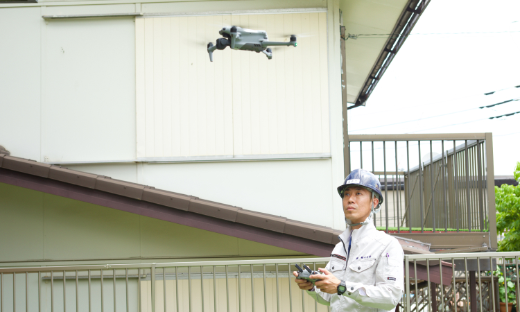 ドローンを使用して点検をしている