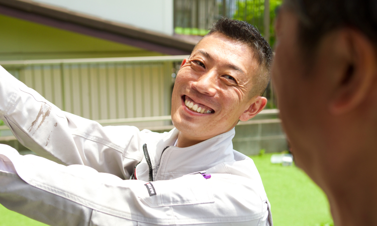 お客様と確認している様子