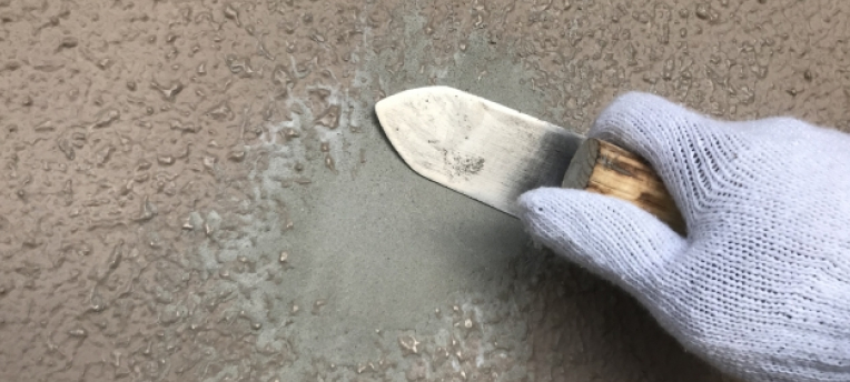 ひび割れの補修作業中
