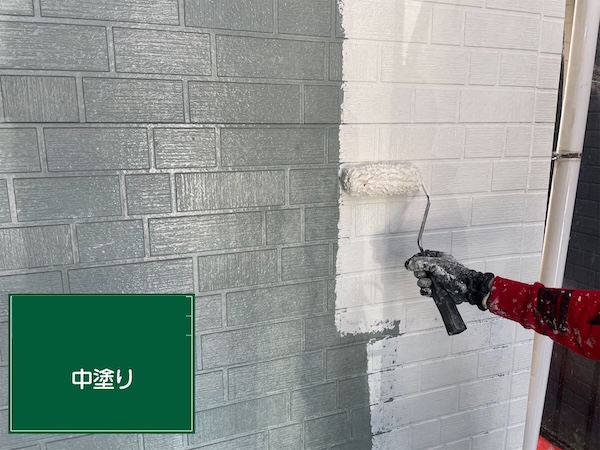 港南区N様邸外壁中塗り