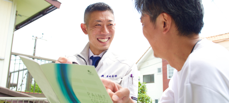 お客様と笑顔でお話ししている様子