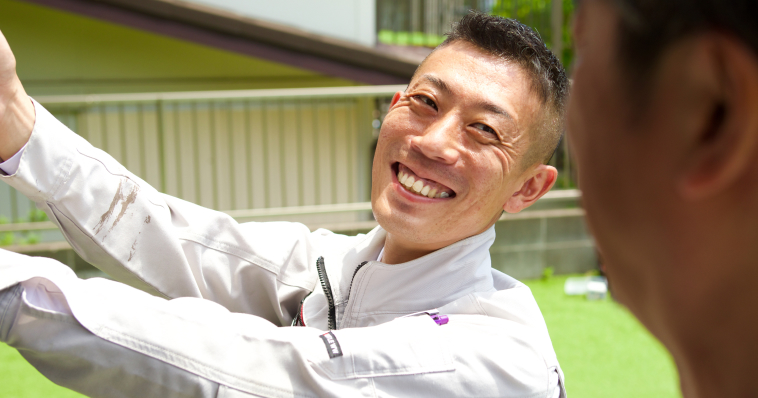 お客様と笑顔で話している様子