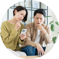 悩んでいる様子の夫婦