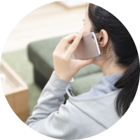 スマホで通話している女性