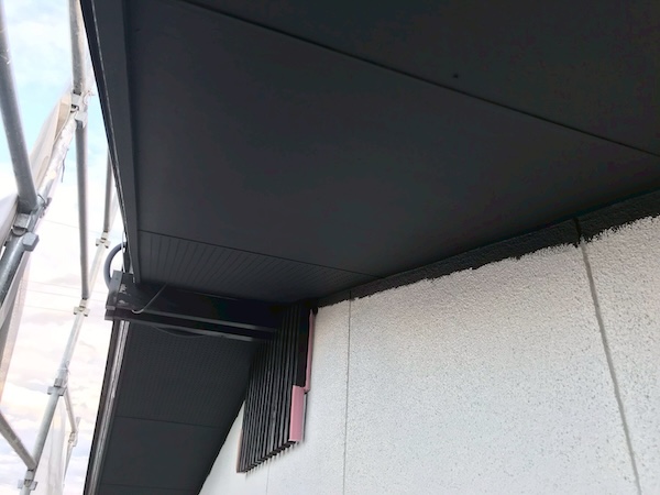 磯子区M様邸軒天施工中